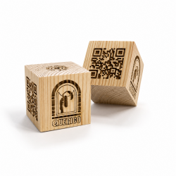 Ξύλινος Κύβος με Λογότυπο & QR Code | Μασίφ Πεύκο 4cm